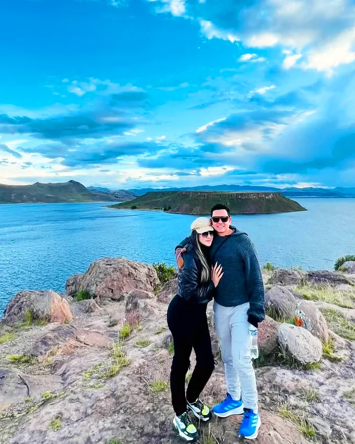 Pareja contempla el paisaje del Lago Titicaca en Puno