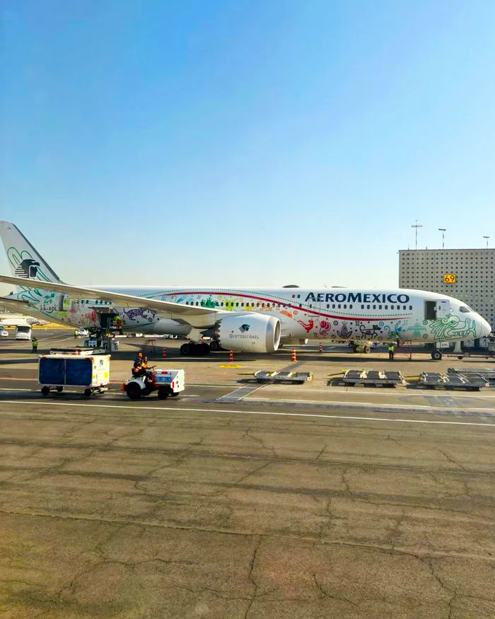 Viajera aborda un vuelo de México a Lima como primer tramo hacia Machu Picchu.