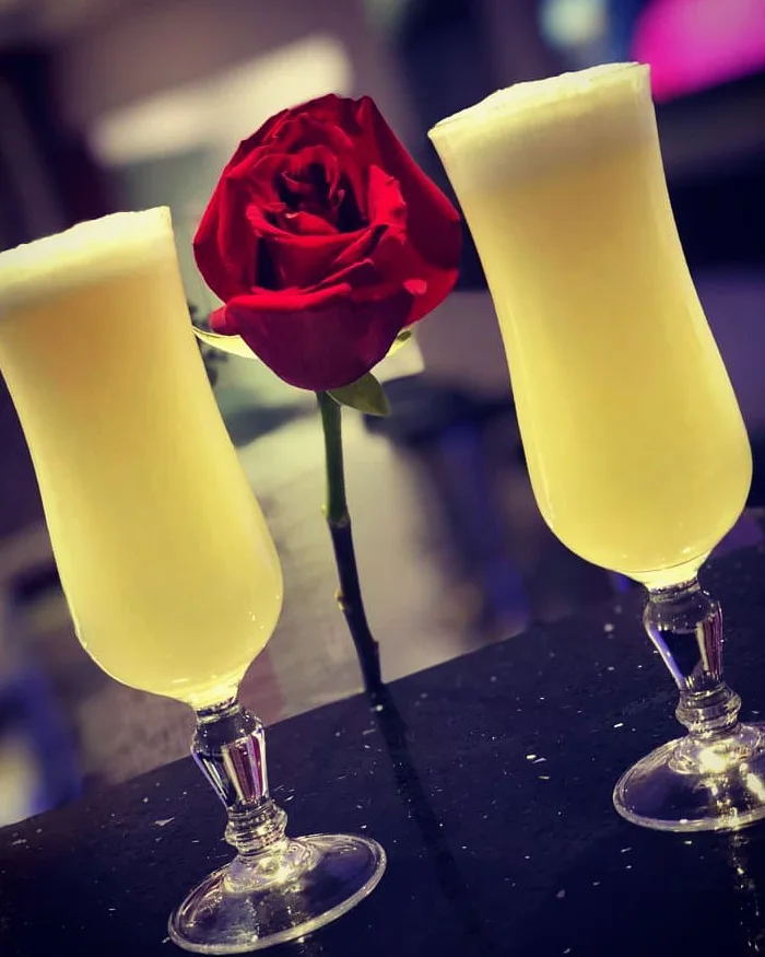 Cocteles servidos durante una cena para dos en Perú