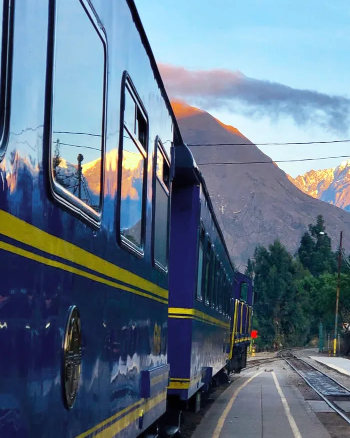 Andén y servicios para viajeros en la estación de tren de Ollantaytambo.