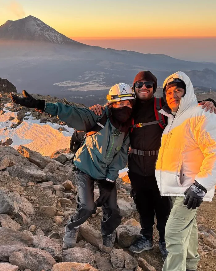 El amanecer en la montaña envuelve a los aventureros en un paisaje inolvidable y lleno de energía.