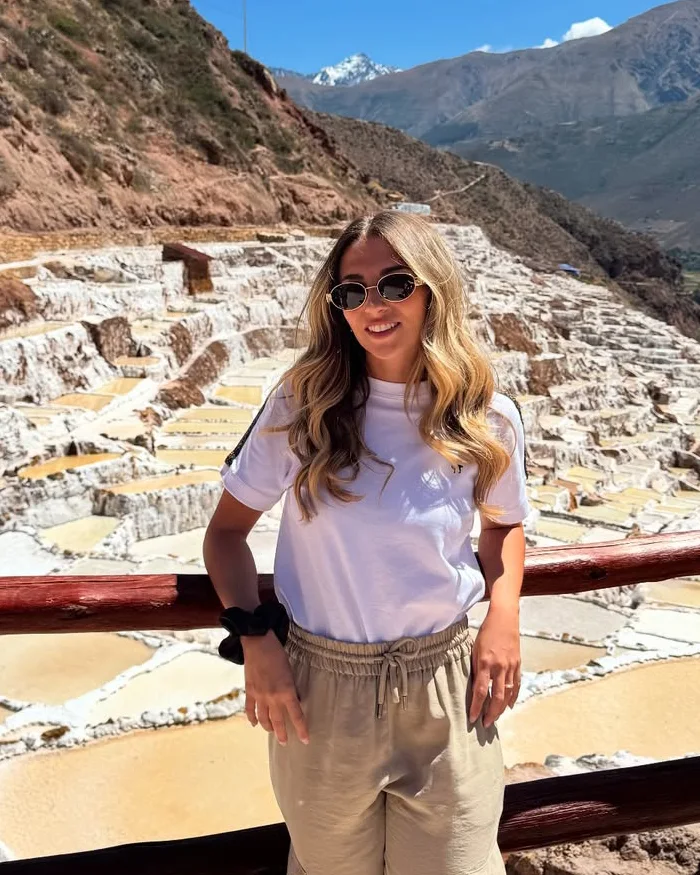La turista visitó las Salineras de Maras durante la temporada seca.