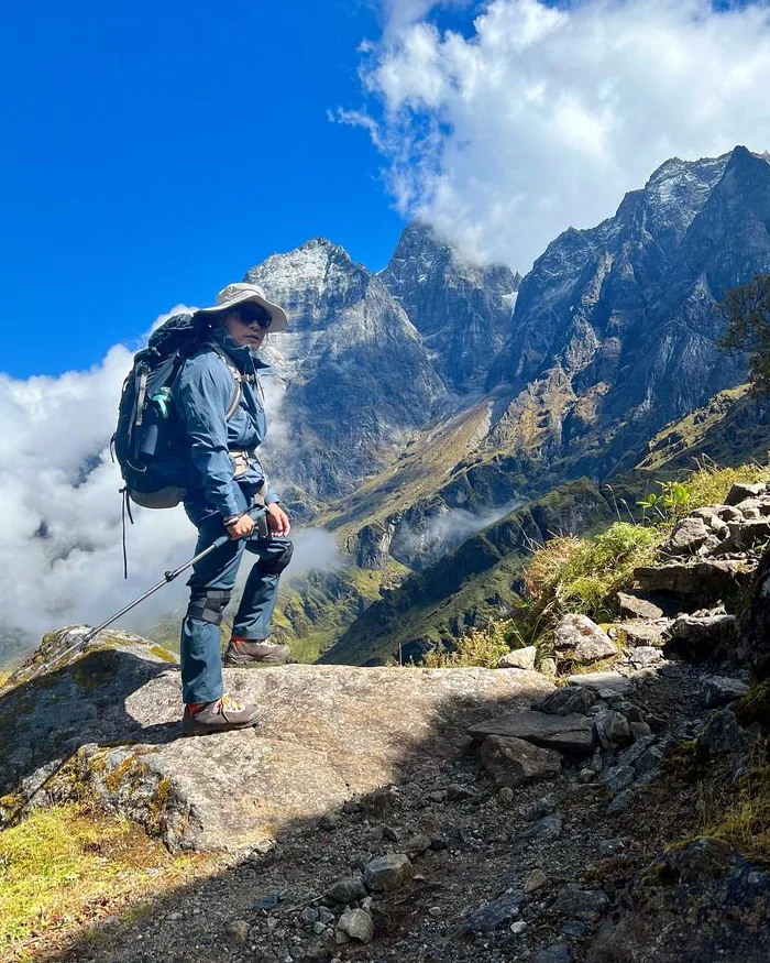 Caminante atraviesa paisajes altoandinos durante una ruta hacia Machu Picchu.