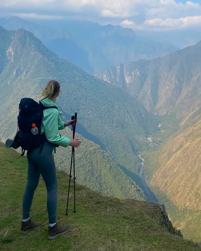 La viajera contempla todo el Valle del Urubamba desde la ruta del Camino Inca.