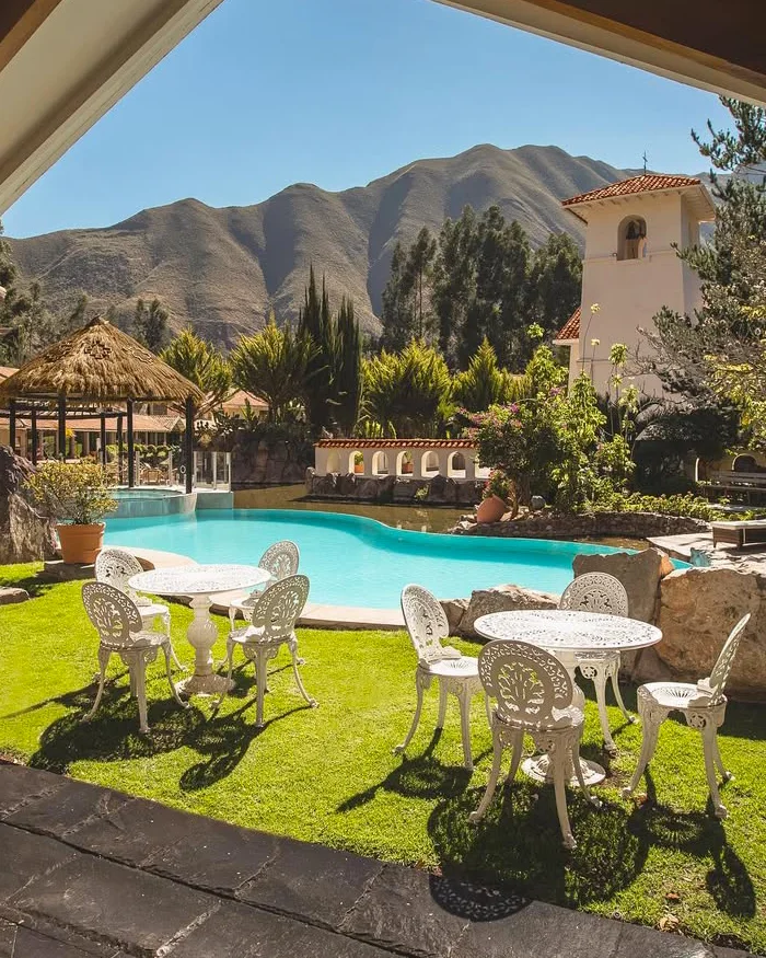 Jardines y montañas rodean un lodge del Valle Sagrado en Cusco