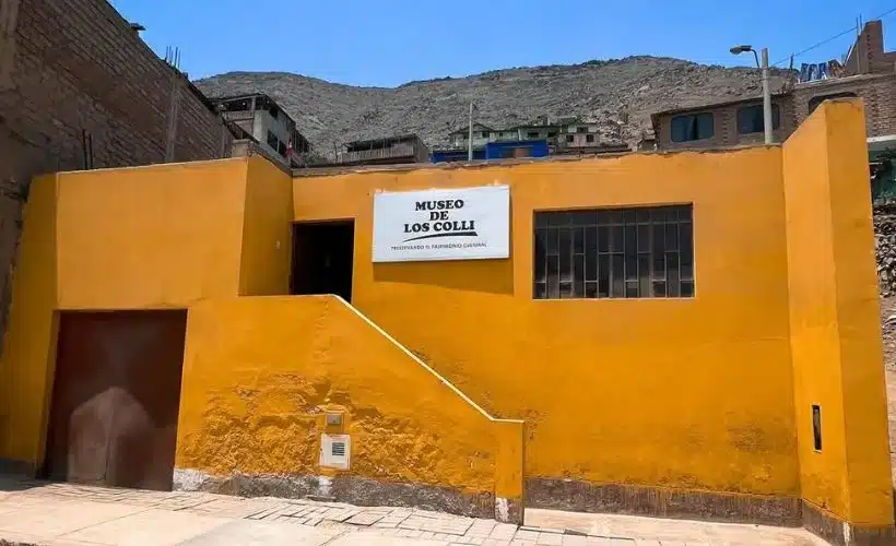 Interior of the Colli Museum in Lima featuring small art displays, traditional ceramics, and handcrafted pieces that represent Peruvian culture and heritage.