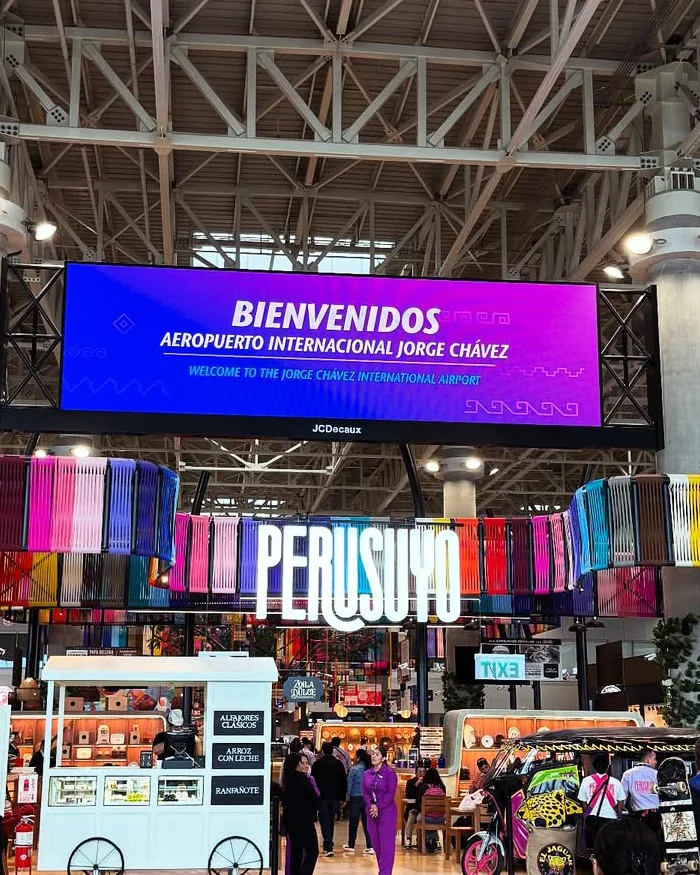 Viajera llega al Aeropuerto Internacional Jorge Chávez de Lima desde México.
