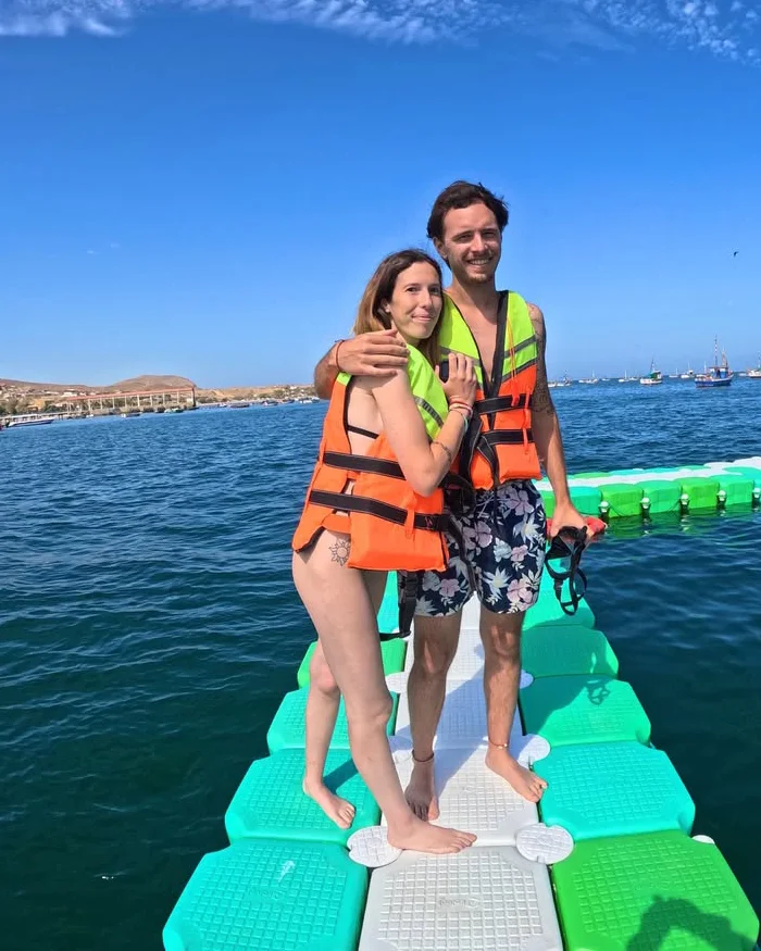 Pareja disfruta una actividad marítima durante una extensión costera en Perú