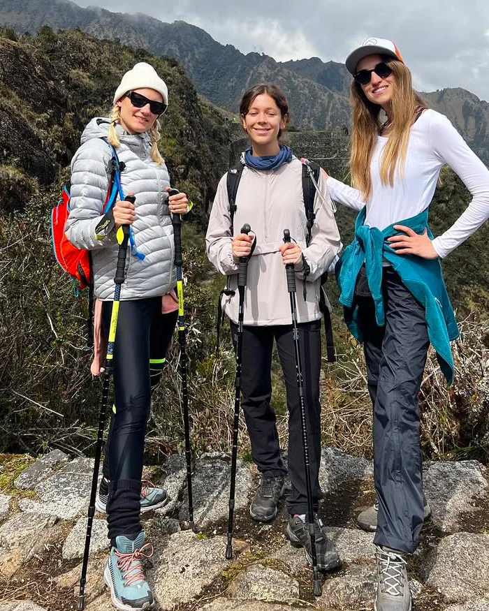 Los viajeros llevan el equipo básico para hacer trekking en el Camino Inca.