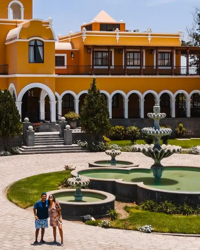 Una pareja disfruta de un paseo frente a la imponente Hacienda La Caravedo en Ica.