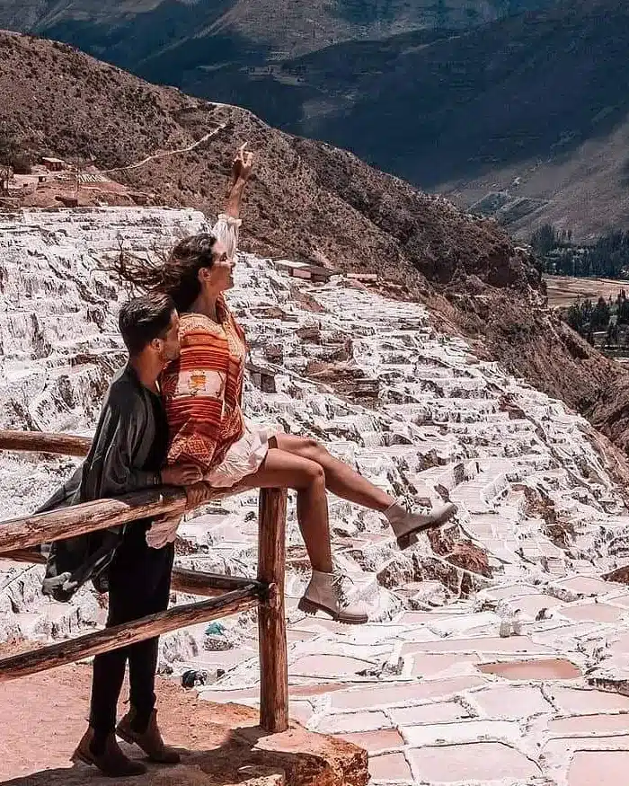 Pareja observa las salineras de Maras dentro de una variante del Valle Sagrado