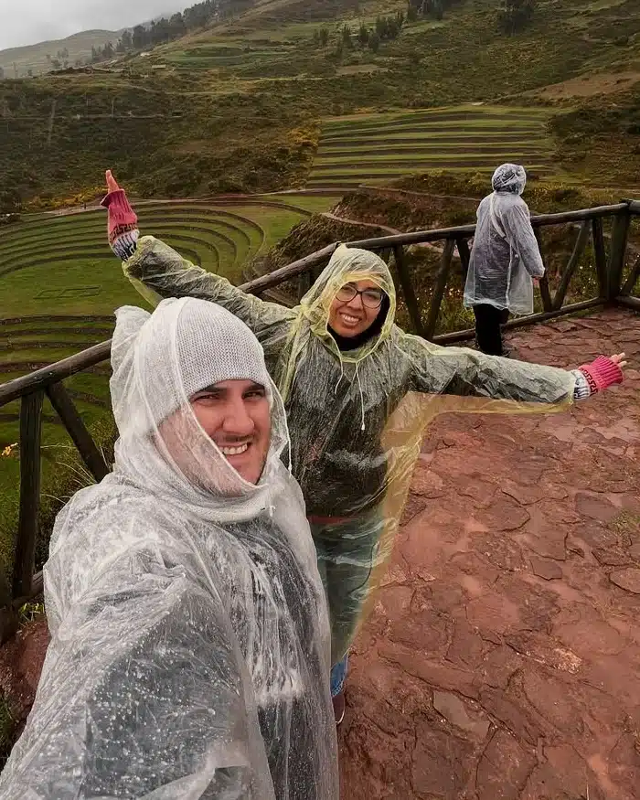 Pareja visita Moray bajo la lluvia durante su luna de miel en Cusco