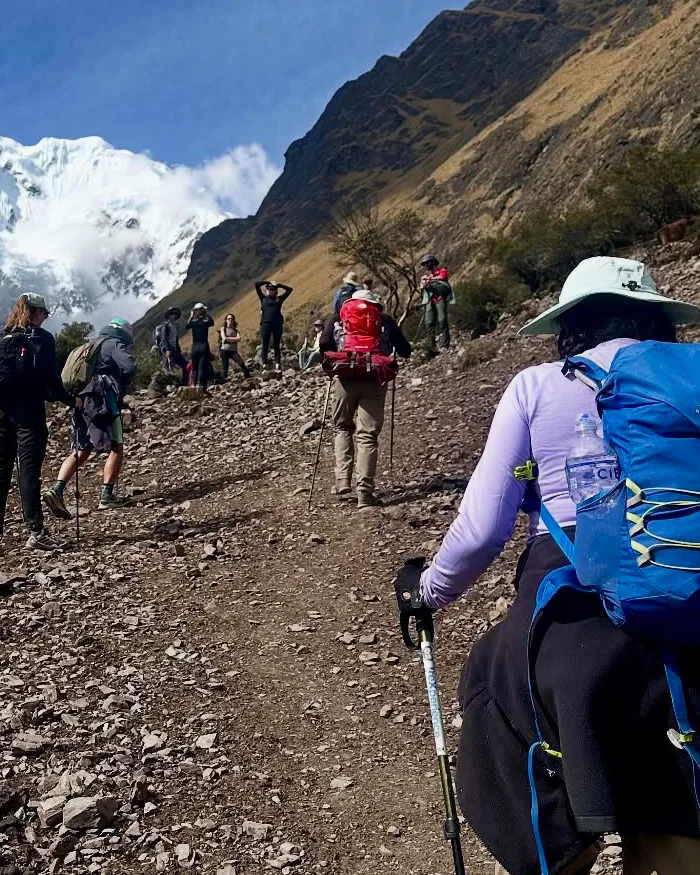 Un grupo de excursionistas asciende por un sendero pedregoso rumbo al nevado Salkantay.