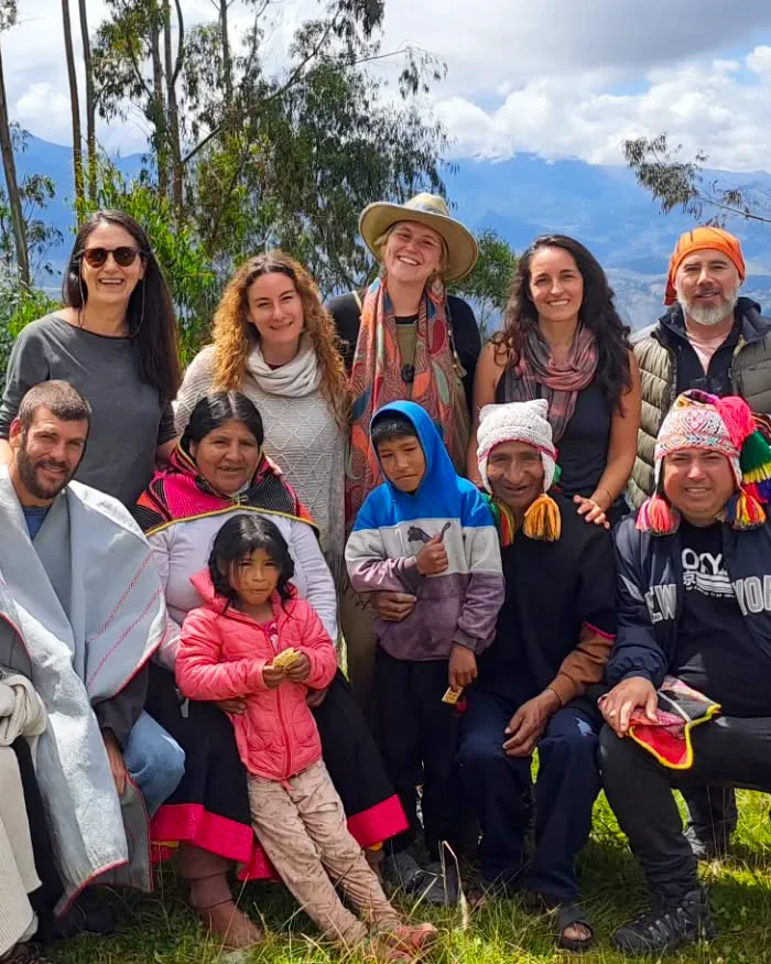 Un grupo de viajeros comparte con una comunidad local, conversando sobre sus rutas favoritas y comparando la belleza natural de Laguna Humantay vs Hierve el Agua.