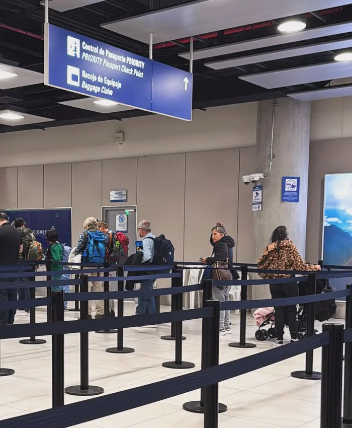 Viajeros en el control migratorio de un aeropuerto internacional