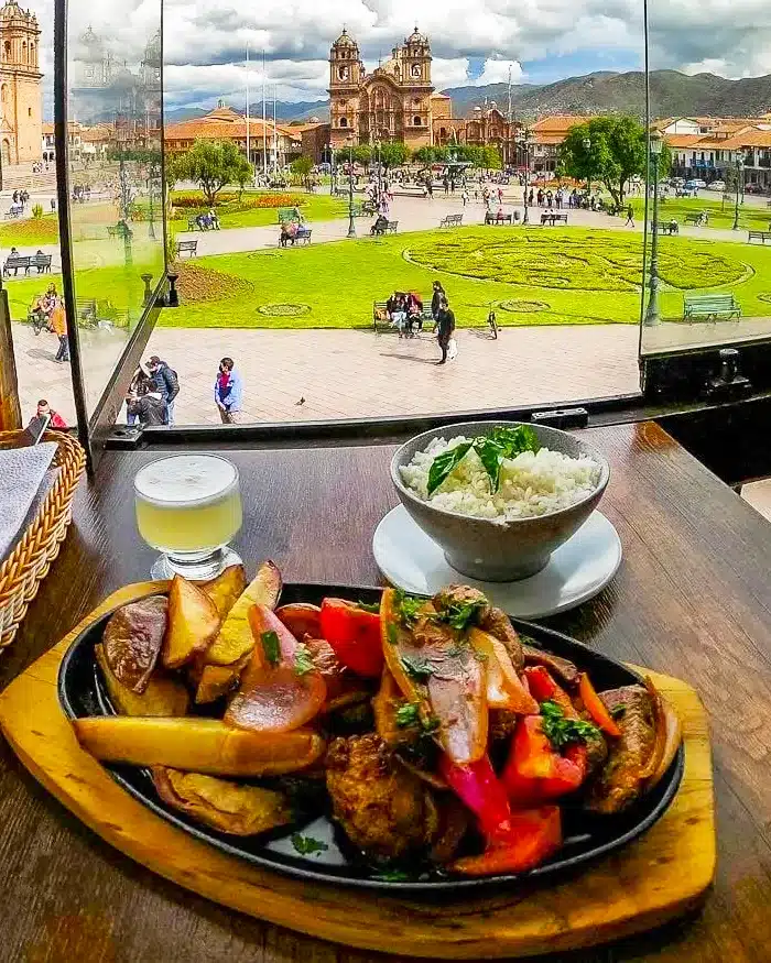 Almuerzo peruano con vista a la Plaza de Armas de Cusco