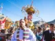 Un sacerdote avanza en procesión acompañado de fieles en medio de la festividad andina.