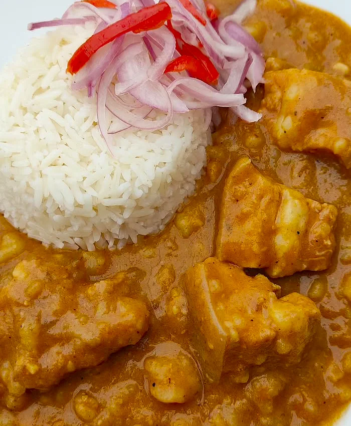 Un plato típico peruano de carapulcra, servido con arroz blanco.