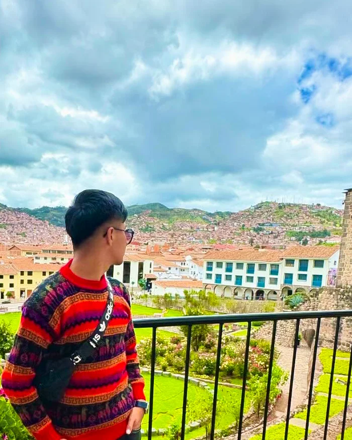 Viajero visitando Qoricancha durante su primera estancia en la ciudad de Cusco