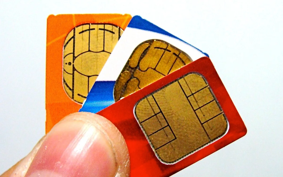 Primer plano de tres SIM card en Cusco de distintos colores, ideales para mantenerse conectado mientras exploras la ciudad imperial.