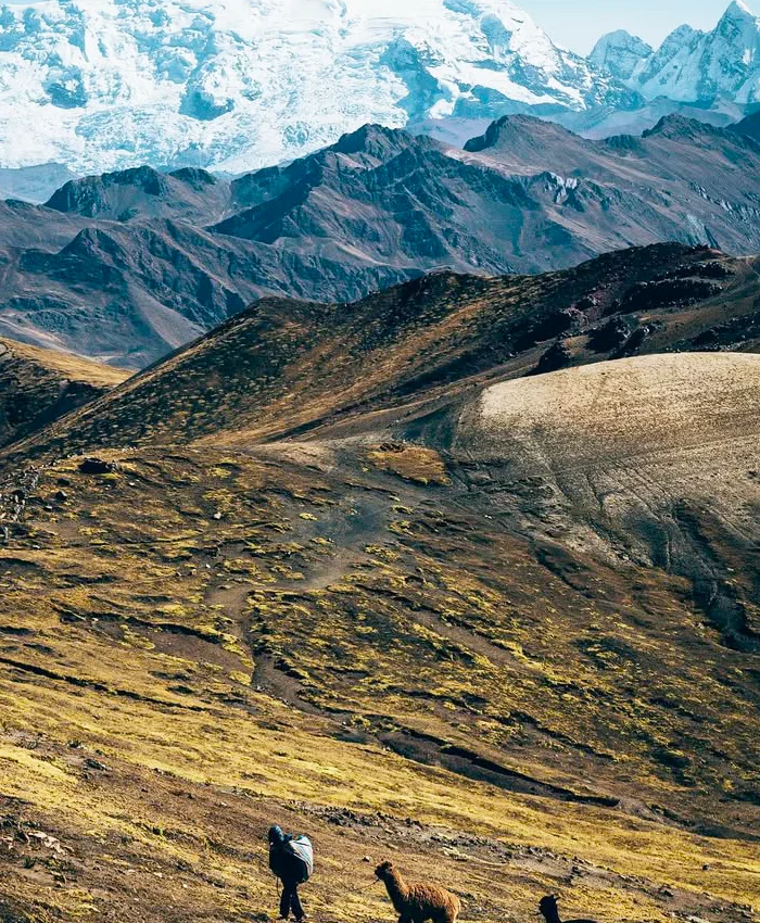 Disdruta la paz del trekking en Cusco y siente la energía de las montañas que te rodean.