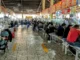 Familias, turistas y locales comparten mesas en un ambiente auténtico y popular.