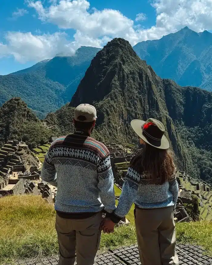 Pareja tomada de la mano contempla Machu Picchu durante su luna de miel