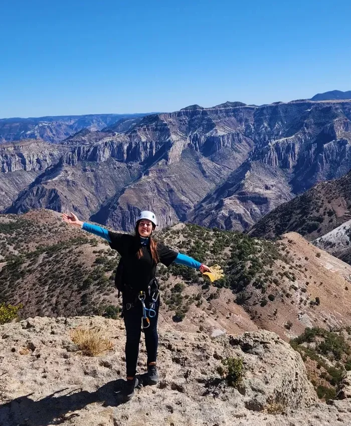En el fondo se pueden apreciar las majestuosas formaciones del Cañón del Cobre, en el norte de México.