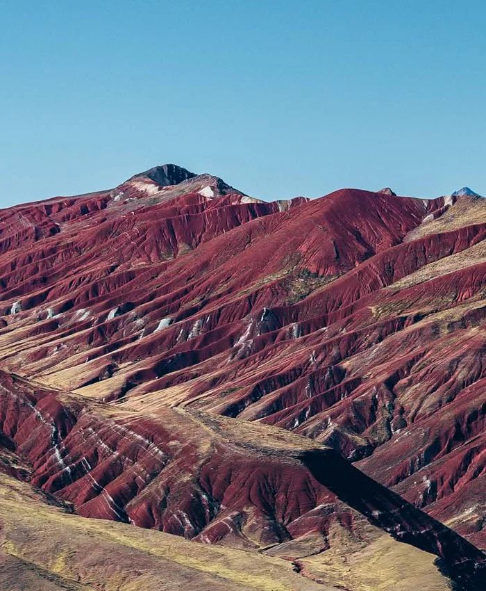 Vive la magia de Palccoyo y déjate sorprender por las montañas teñidas de intensos tonos rojos.