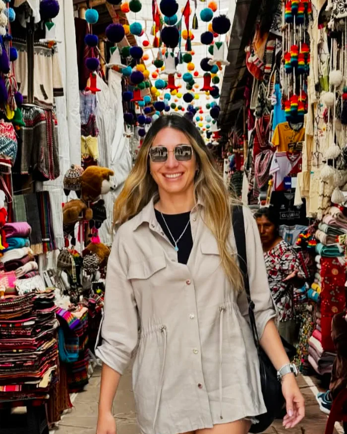 En los estantes destacan productos típicos del Cusco: chullos, muñecos de lana, bolsos tejidos y tapices bordados.