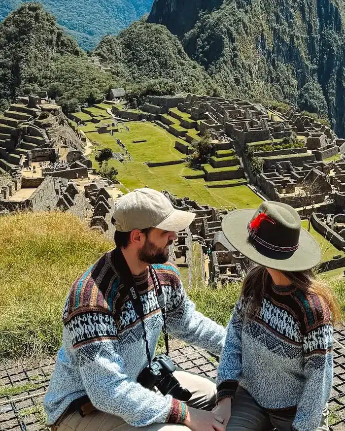 Pareja contempla restos incas durante un viaje organizado por Perú