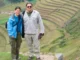 Mexicanos en el Valle Sagrado : Una guía cultural y práctica para explorar el Valle Sagrado El paisaje andino muestra verdes montañas y andenes incas que descienden armónicamente por la ladera.