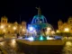 La Plaza de Armas se transforma en un espacio mágico por la noche, donde historia y belleza se encuentran.
