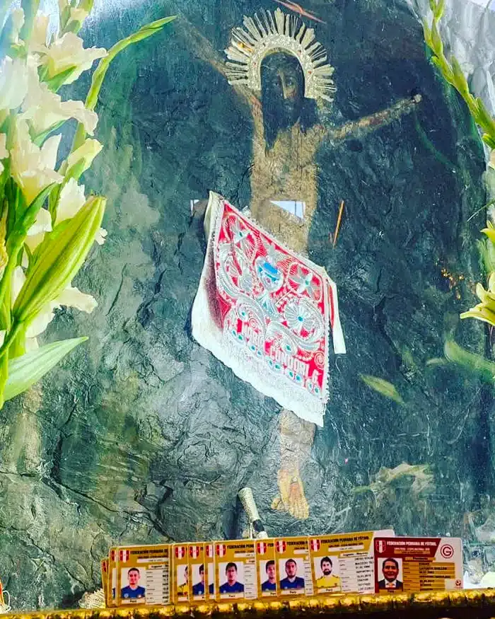 El altar del Señor de Qoyllur Rit’i luce decorado con lirios blancos, símbolo de pureza y esperanza.