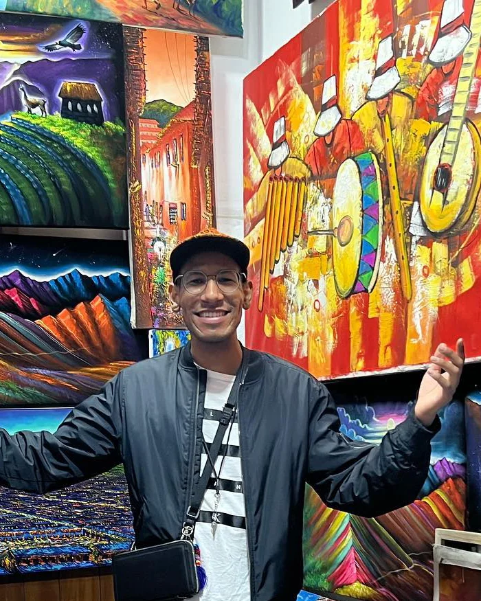 Las obras que lo rodean representan paisajes emblemáticos del Perú, como Machu Picchu, Vinicunca y el Valle Sagrado.