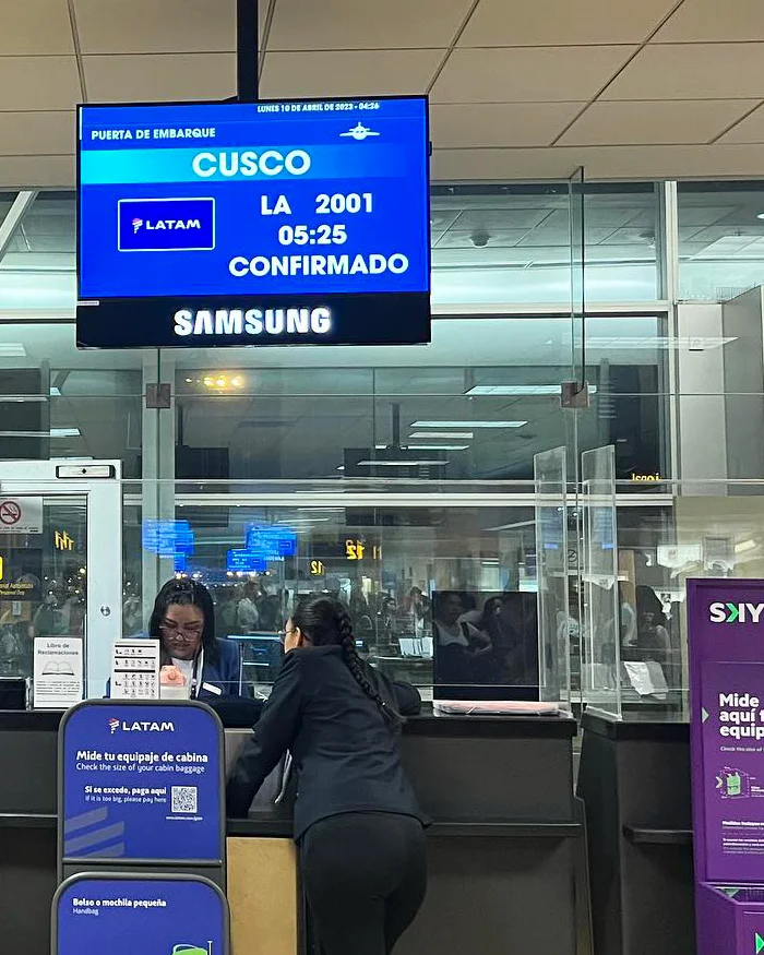 El ambiente refleja el movimiento típico de los aeropuertos en la madrugada.