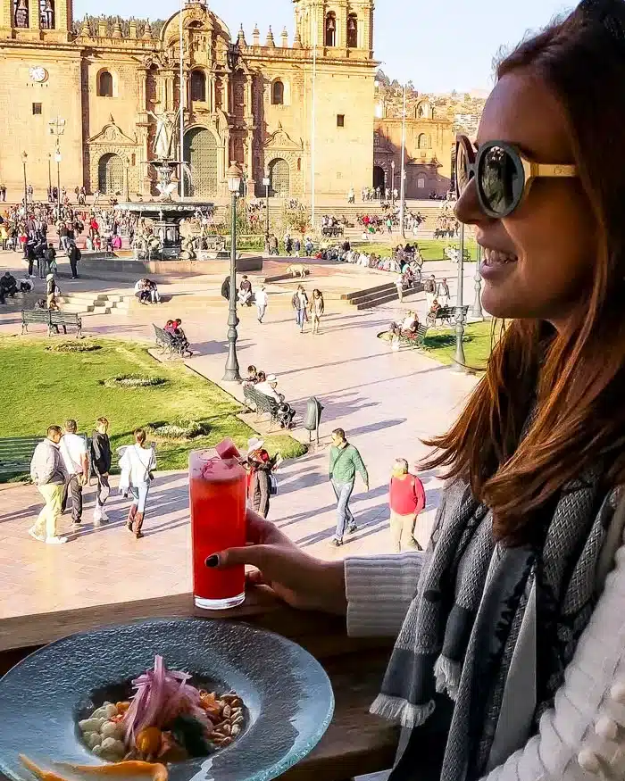 Mesa para dos con vista a la Catedral del Cusco