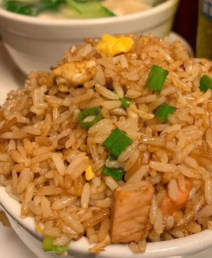 La combinación sugiere una comida completa: caliente, sabrosa y con toques de fusión chino-peruana.