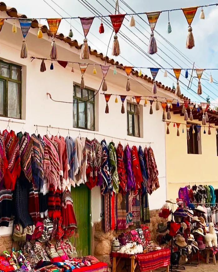 Los tejidos presentan patrones geométricos típicos del arte textil cusqueño.