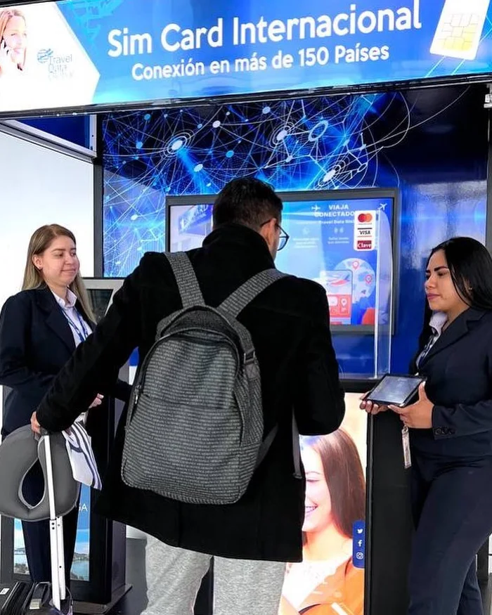 La imagen muestra un punto de venta de SIM Card Internacional ubicado en un aeropuerto.