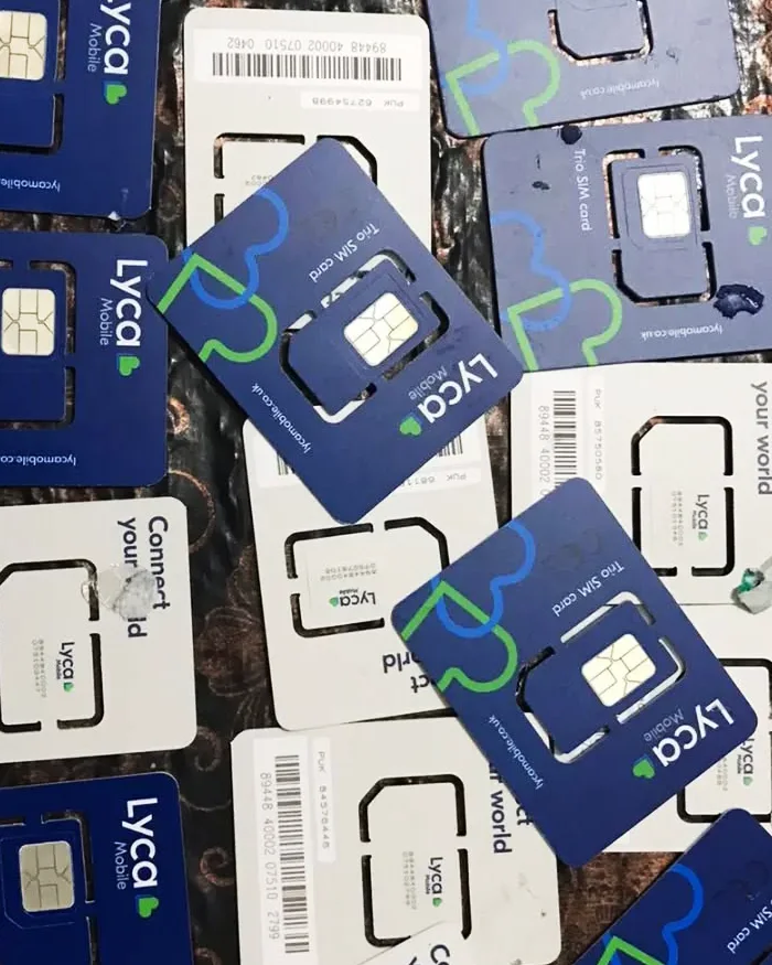 La imagen muestra varias tarjetas SIM de la compañía Lyca Mobile distribuidas sobre una superficie.