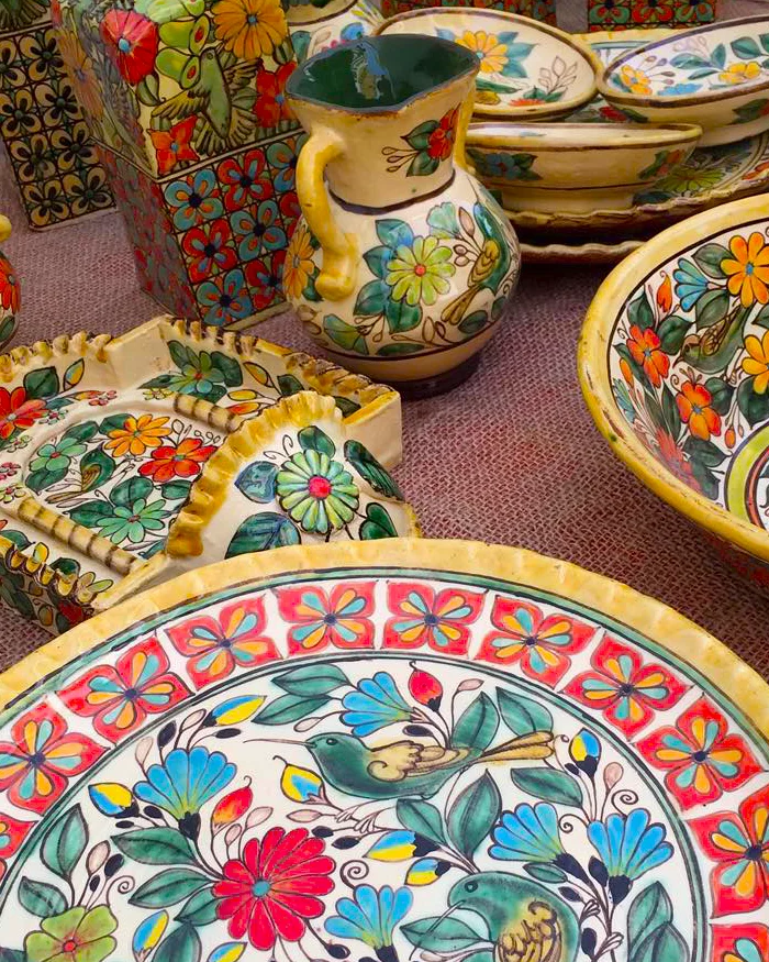 Los platos, tazones y jarras presentan un estilo tradicional andino lleno de detalles y armonía cromática.