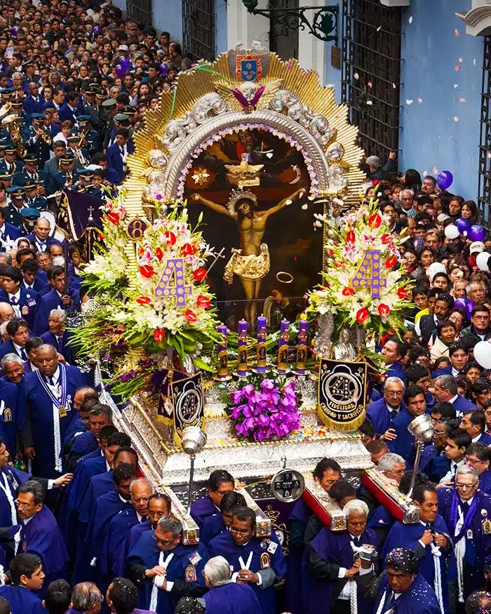 La procesión del Señor de los Milagros en Lima reúne a miles de fieles vestidos de morado en un mar de devoción.
