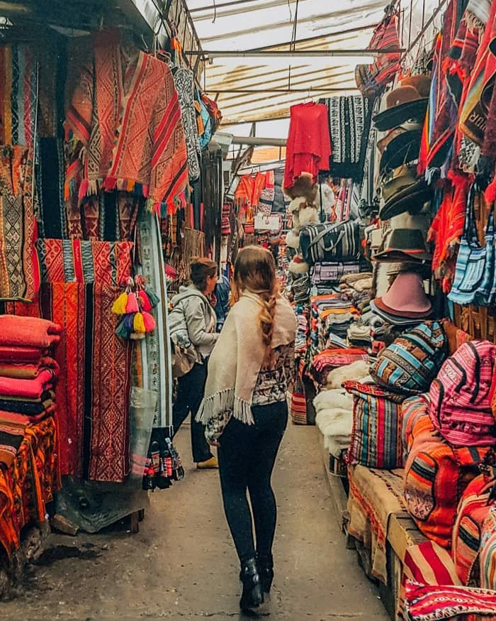 Los puestos están llenos de ponchos, chullos, bufandas, bolsos y cobijas, todos elaborados con diseños típicos del Cusco.