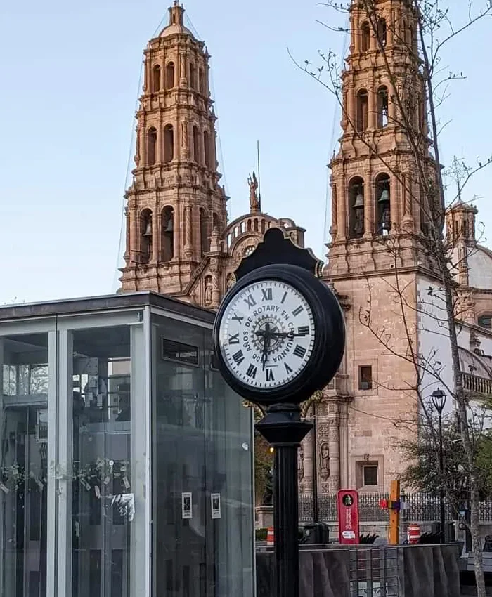 La arquitectura del templo combina detalles barrocos y coloniales, típica de las iglesias mexicanas del siglo XVIII.