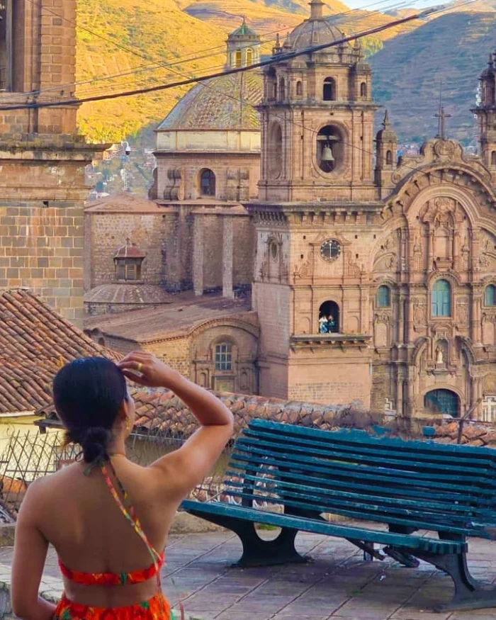 Viajera observando las torres y los tejados del centro histórico de Cusco