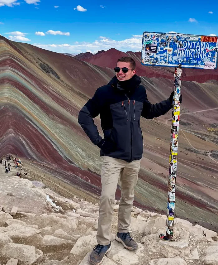 Viajero en Vinicunca durante una variante exigente del itinerario