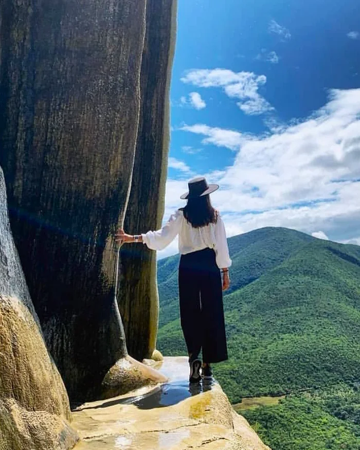 La viajera parece contemplar el horizonte, disfrutando de la tranquilidad y la grandeza del entorno natural.