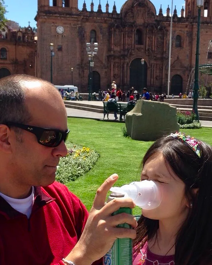 Asistencia con oxígeno para un viajero afectado por la altura en Cusco