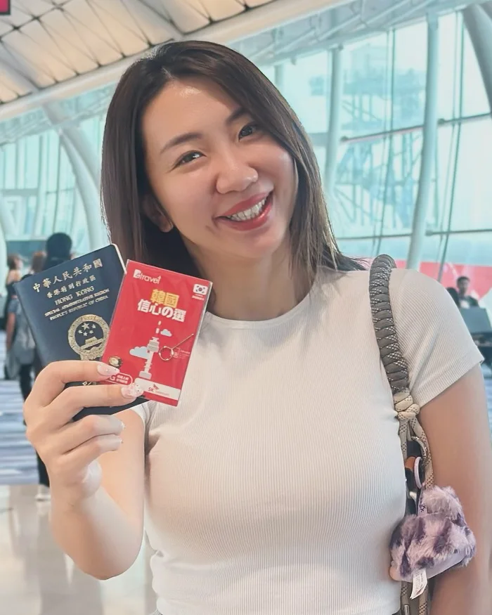 La mujer sostiene la tarjeta SIM junto al pasaporte, simbolizando la preparación para mantenerse conectada durante el viaje. 